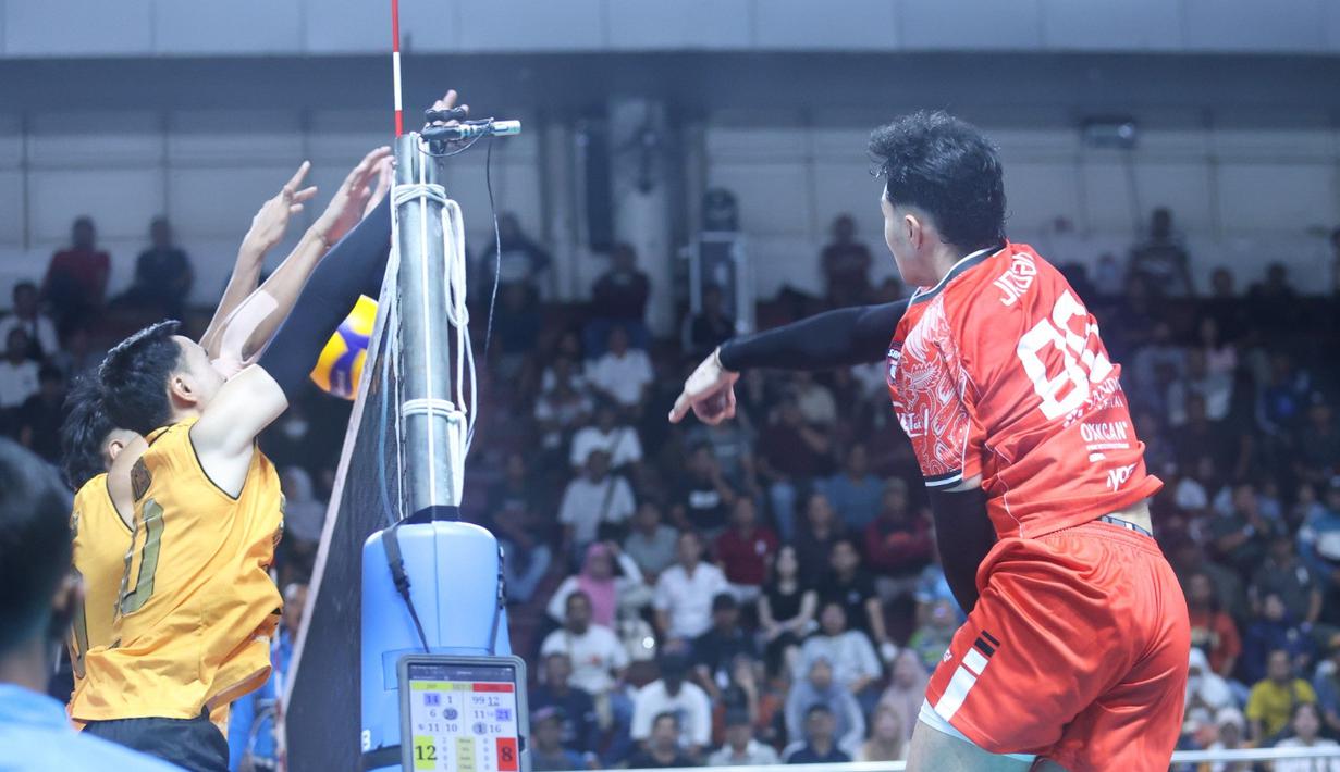 Pemain Surabaya Samator, Jordan Michael Imanuel Dwi Susanto melakukan spike keras ke daerah pertahanan Jakarta Bhayangkara Presisi pada pertandingan final four Proliga 2026 yang digelar di Jawa Pos Arena, Surabaya, Kamis (2/4/2026). Dok. PBVSI)