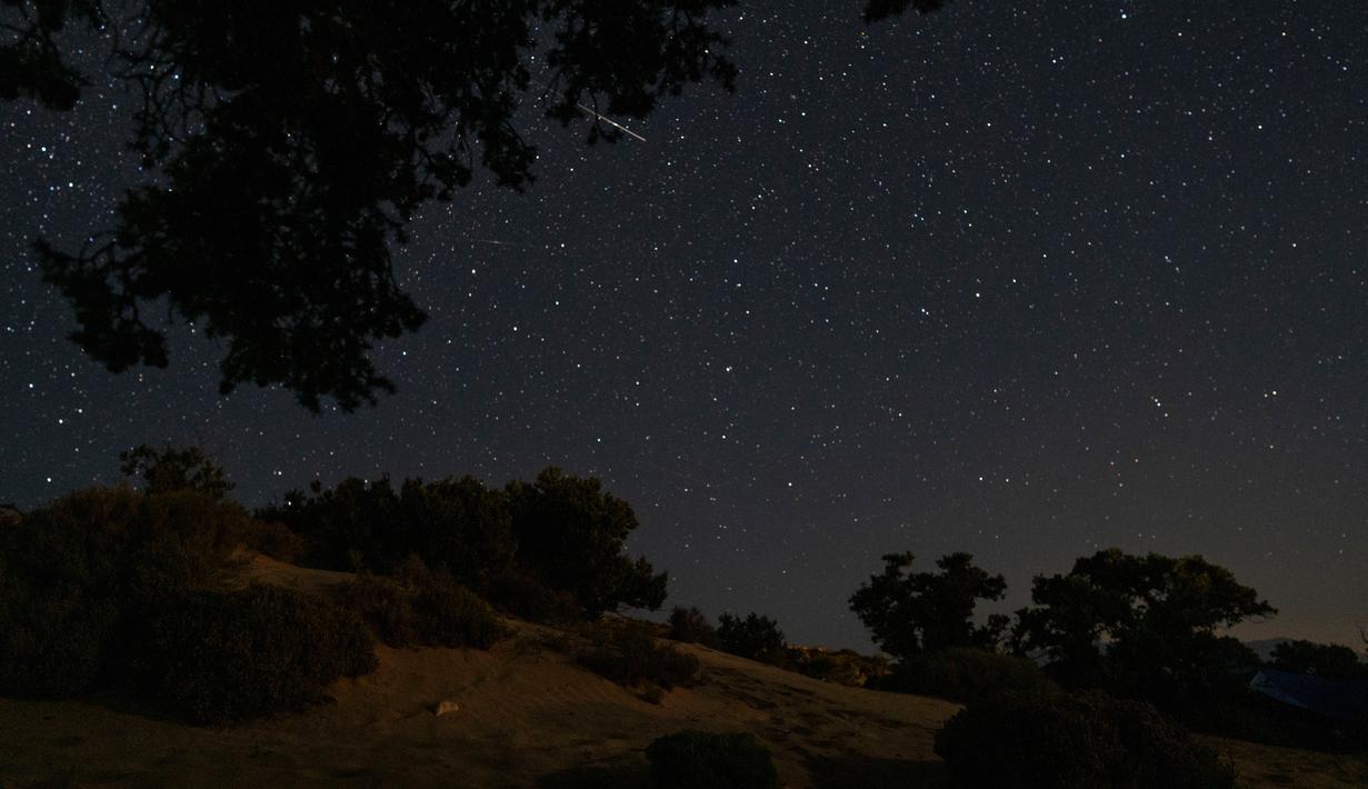 Berdasarkan pernyataan American Meteor Society, ketika hujan meteor perseid mencapai puncaknya, akan ada sekitar 100 meteor yang terlihat jatuh dalam waktu satu jam. (AP Photo/Petros Giannakouris)