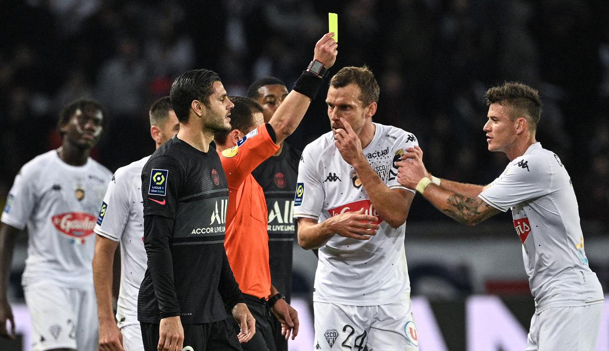 Pada menit ke-87 PSG memperoleh hadiah penalti usai gelandang Angers, Pierrick Capelle (kedua kanan) kedapatan handsball di kotak penalti. Pierrick Capelle pun diganjar kartu kuning usai protes kerasnya kepada wasit. (AFP/Anne-Christine Poujoulat)