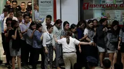 Para sandera berjalan keluar saat dibebaskan dalam penyanderaan di V-Mall, Manila, Filipina, Senin (2/3/2020). Pelaku penyenderaan Alchie Paray menyerahkan diri setelah membebaskan 30 sandera. (AP Photo/Aaron Favila)