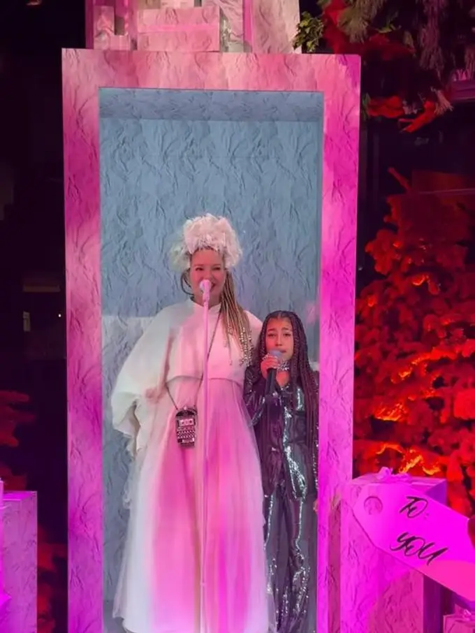 8 Potret Glamor Keluarga Kardashian-Jenner Rayakan Natal dengan Pesta Mewah dan Penampilan Sia