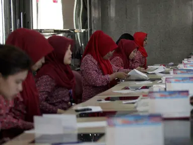 Sejumlah petugas melayani pelanggan di kantor pusat Lion Air, Jakarta, Senin (23/2/2015). Keadaan kantor pusat Lion Air terlihat kondusif usai insiden delay beberapa hari lalu. (Liputan6.com/Faizal Fanani)