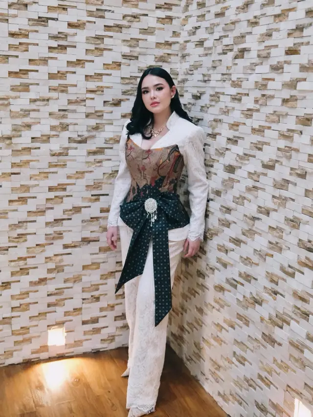 Comeback Setelah Melahirkan, Pesona Duo Mama Amanda Manopo dan Erika Carlina Berbalut Batik di Gala Premiere Jangan Buang Ibu