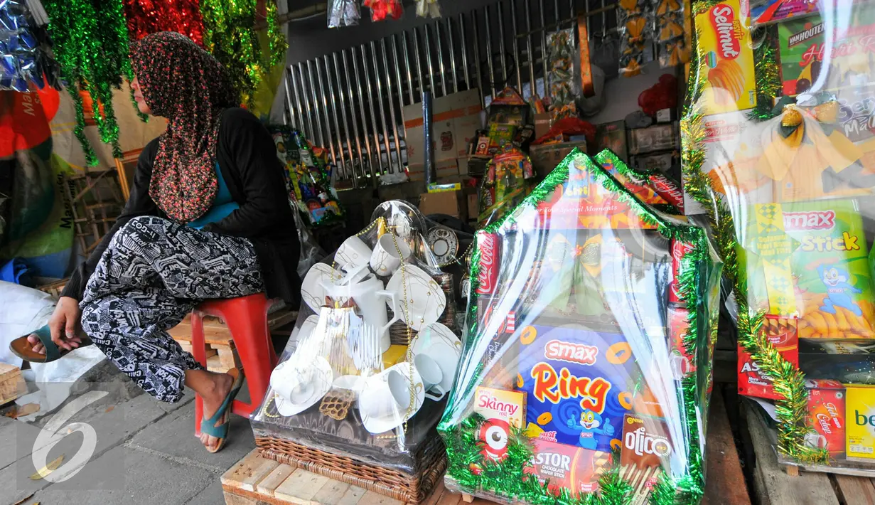 Pedagang menunggu pembeli parsel di kawasan Cikini, Menteng, Jakarta Pusat, Rabu (15/6/2016). Pemprov DKI Jakarta berencana menertibkan pedagang parcel di Cikini dengan alasan menganggu pejalan kaki yang melintas. (Liputan6.com/Yoppy Renato)