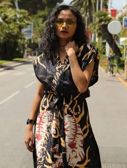 Penyabet piala citra 2020 ini kini tampil stylish kenakan dress batik. (Instagram/deapanendra).