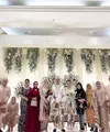 Vega Darwanti juga tampil tak kalah glamor dengan sang pengantin. [Instagram.com/vegadarwanti123]
