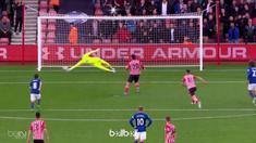 Aksi Sergio Romero menepis penalti pemain Southampton. This video is presented by BallBall