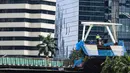Pekerja menyelesaikan revitalisasi JPO Sudirman di Jakarta, Senin (22/11/2021). Gubernur DKI Jakarta Anies Baswedan mengatakan bahwa progres revitalisasi JPO Sudirman sudah mencapai 91 persen. (Liputan6.com/Faizal Fanani)