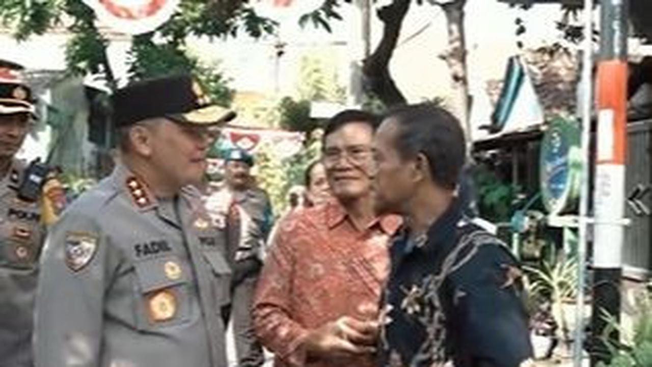 Saat sedang berjalan, jenderal bintang tiga itu mendadak didekati oleh seorang warga.