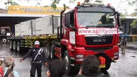 Sebuah truk mengangkut kontainer-kontainer berisi vaksin COVID-19 di Bandara Soekarno-Hatta, Tangerang, Kamis (31/12/2020). Setelah mendarat di Indonesia, 1,8 juta dosis vaksin Covid-19 produksi Sinovac akan langsung dikirim ke PT Bio Farma (Persero) di Bandung. (Liputan6.com/Angga Yuniar)
