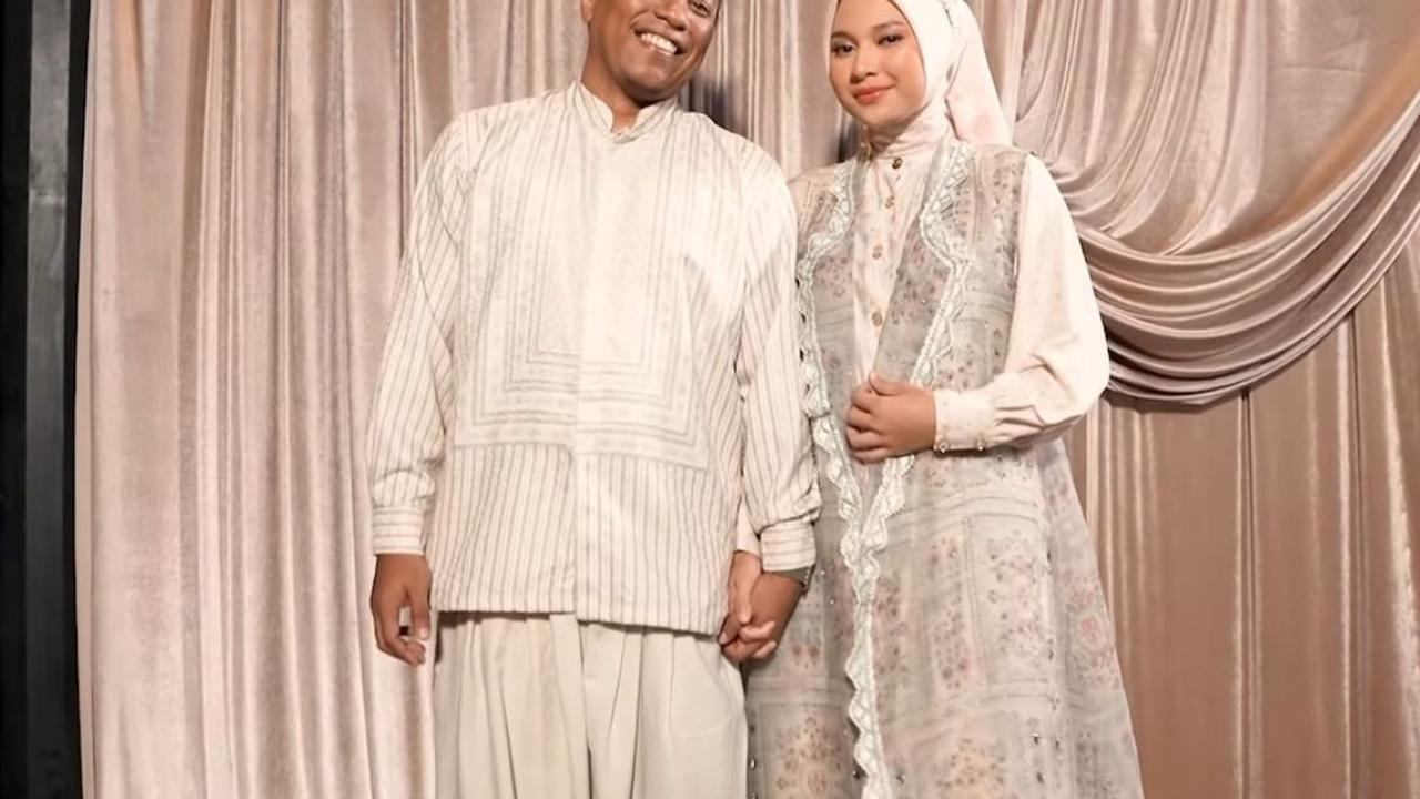 Debut Fashion Show Bareng, Indah Permatasari dan Arie Kriting Tampil Serasi di Runway