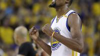Forward Golden State Warriors, Kevin Durant, rayakan kemenangan atas Cleveland Warriors pada final NBA 2017. Warriors menang 4-1 setelah memenangkan gim 5 dengan skor 129-120, Selasa (13/6/2017) siang WIB. (AP Photo/Marcio Jose Sanchez)