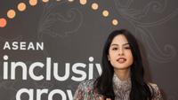 Pesona Maudy Ayunda Pakai Busana Rancangan Didiet Maulana ke ASEAN Inclusive Growth Summit 2025