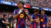 Pemain Barcelona Lamine Yamal (kiri) berselebrasi setelah Ferran Torres (tengah) mencetak gol pada laga La Liga/Liga Spanyol antara Barcelona vs Espanyol di Barcelona, Spanyol, Sabtu, 11 April 2026. (AP Photo/Joan Monfort)