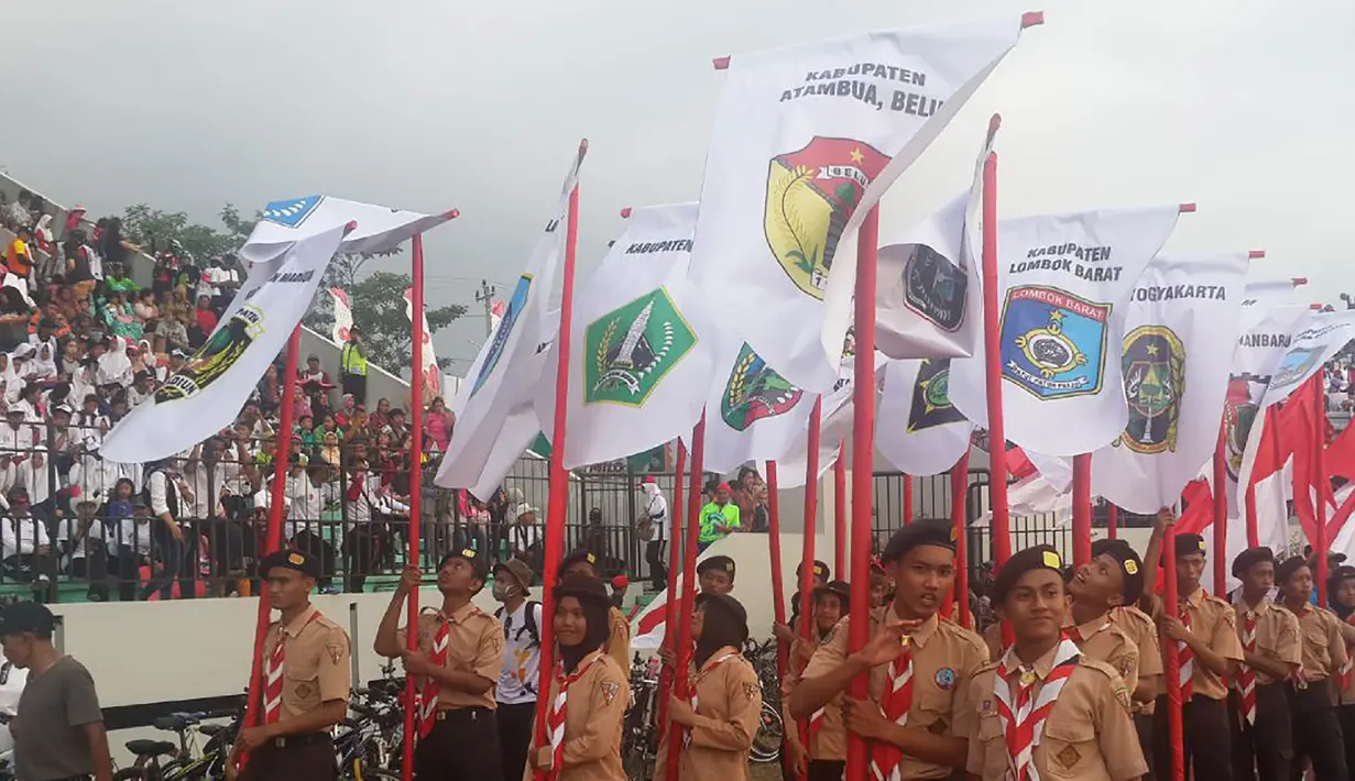 Pramuka dari berbagai daerah memeriahkan acara perayaan Hari Olahraga Nasional ke-34 di Stadion Dr. H. M. Soebroto, Magelang, Sabtu (9/9/2017). Haornas tahun ini mengangkat tema "Olah Raga yang Menyatukan Kita". (Bola.com/Dorojatun)  