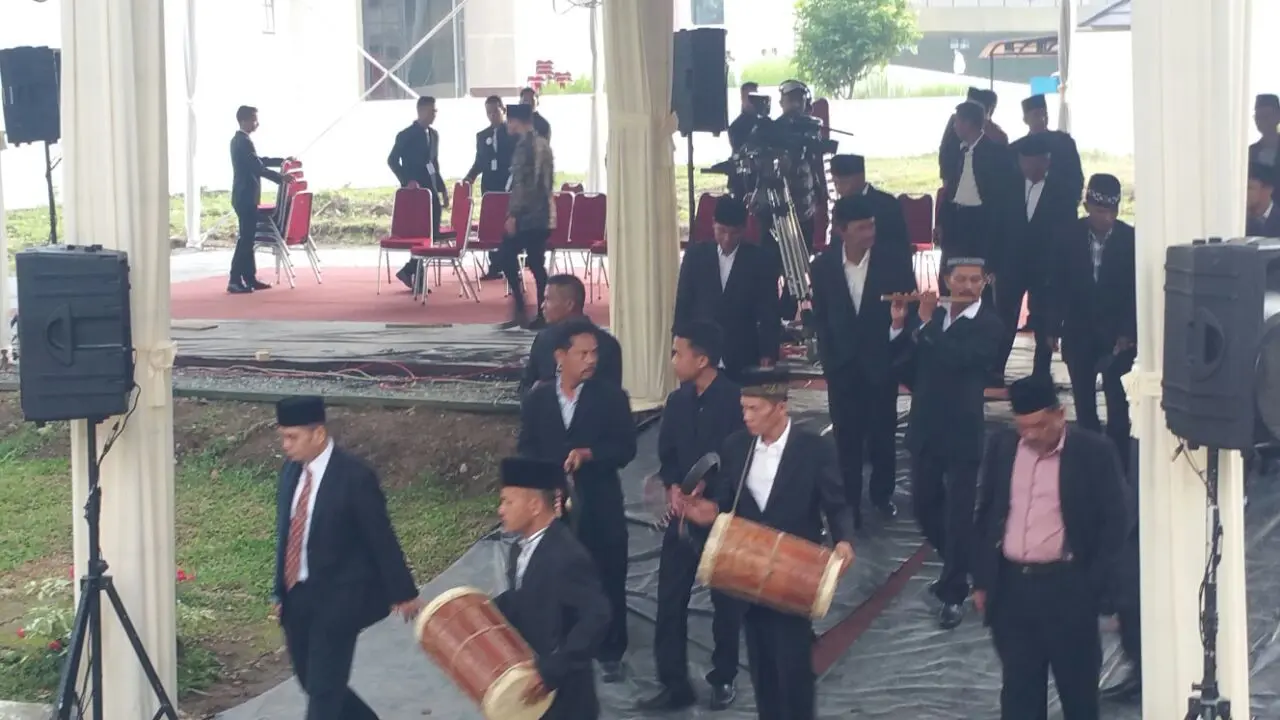 Grup Kesenian Mandailing Gunung Kulabu Pakantan memainkan alat musik di pesta Kahiyang Ayu-Bobby Nasution. (Liputan6.com/Nanda Perdana P.)
