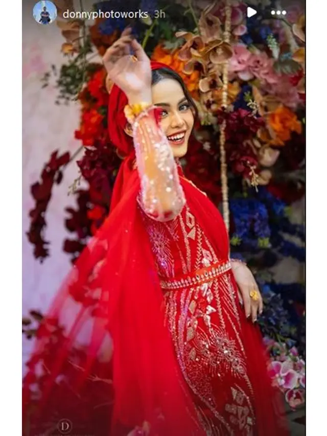 8 Potret Putri Isnari di Pernikahan Kakak Ipar, Memukau Pakai Busana Merah