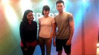 Artis Kirana Larasati (tengah) mengenakan produk sportswear baru milik Uniqlo, pada konferensi pers di kawasan Senayan, Jakarta, Rabu (5/4/2017). (Bola.com/Yus Mei Sawitri)