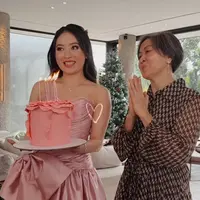 Natasha Wilona merayakan ulang tahun dengan makan siang bersama ibunda dan kerabatnya. Kali ini ia tampil dengan gaya baby doll di usia 27 tahun. [@felicyangelista_]