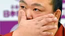 Pemegang predikat grand champion sumo, Kisenosato menyeka air matanya saat mengumumkan pensiun dari arena sumo di Tokyo, Rabu (16/1). Kisenosato merupakan satu-satunya pesumo Jepang di liga teratas olahraga itu. (Yohei Nishimura/Kyodo News via AP)