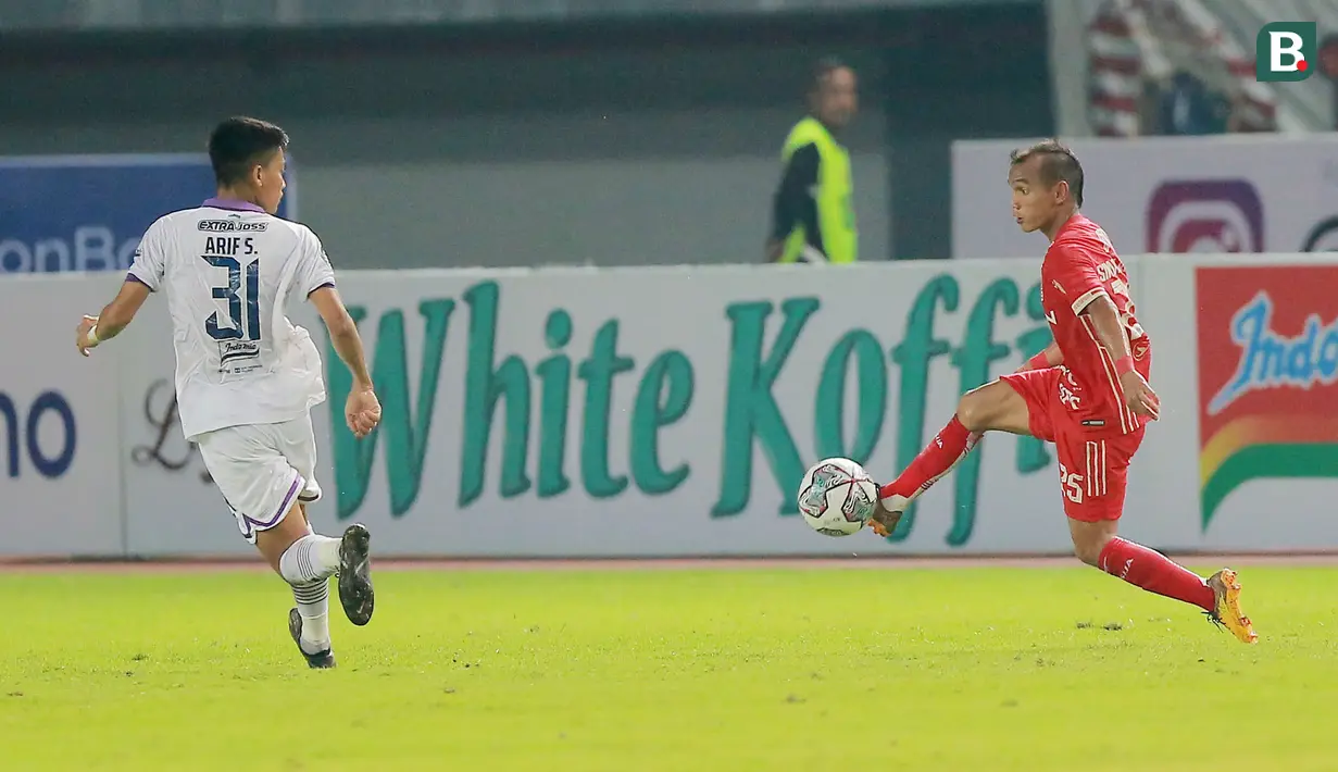 Pemain Persija Jakarta, Riko Simanjuntak (kanan), berusaha melewati pemain Persita Tangerang, Arif Setiawan, pada laga pekan keenam BRI Liga 1 2022/2023 di Stadion Patriot Candrabhaga, Bekasi, Rabu (24/8/2022). (Bola.com/M Iqbal Ichsan)