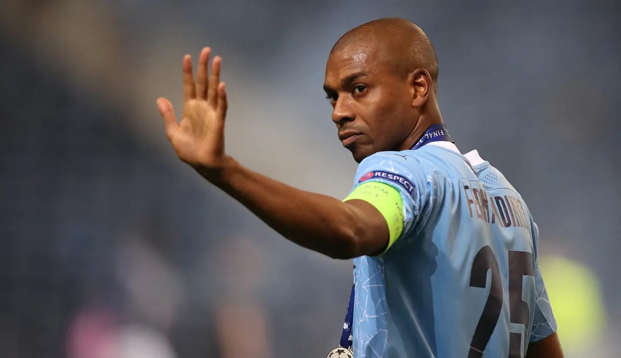Fernandinho. Di leg kedua babak 16 Besar, Man City gantian menjamu Sporting Lisbon, 9 Maret 2022. Di laga yang berakhir 0-0 tersebut Man City menurunkan tim lapis keduanya. Fernandinho yang menjalani laga ke-100 di Liga Champions terpilih menjadi Man of The Match. (AFP/Pool/Jose Coelho)