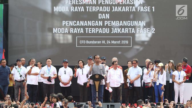 Presiden Joko Widodo (tengah) memberi sambutan peresmian pengoperasian Moda Raya Terpadu Jakarta fase 1 di kawasan Bundaran HI, Jakarta, Minggu (24/3). Acara ini sekaligus pencanangan pembangunan Moda Raya Terpadu Jakarta fase 2. (Liputan6.com/Helmi Fithriansyah)