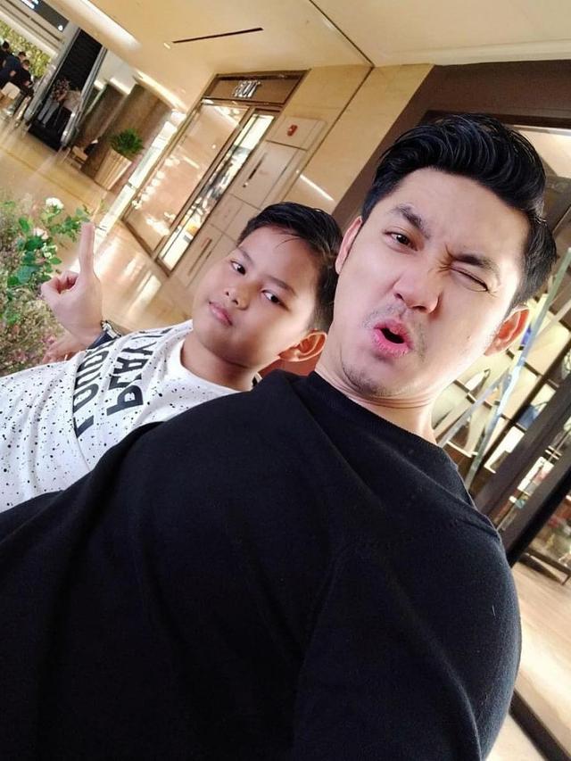 Momen Angga Wijaya Bareng Anak Angkat Dewi Perssik (sumber: instagram/instagram.com/anggawijaya88)
