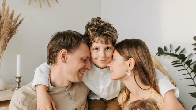 1. Dengarkan dan bangun komunikasi terbuka bersama anak