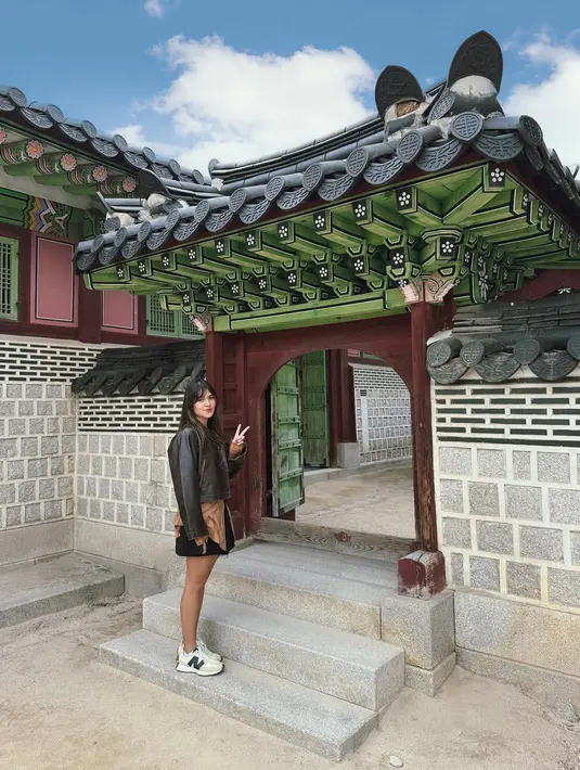 Raisa mengenakan busana yang cukup kasual yaitu kaos dilapis jaket kulit dan celana pendek. Dia juga mengenakan sneakers. (Foto: Instagram/ raisa6690)