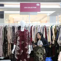 Tampil modis dengan gaya berwastra di masa kini. Bagian depan, sebuah manekin mengenakan setelan bernuansa merah marun dengan motif batik yang elegan, sementara di belakangnya deretan pakaian dengan beragam warna dan motif tertata rapi di gantungan. (Foto: Parade Wastra.doc)