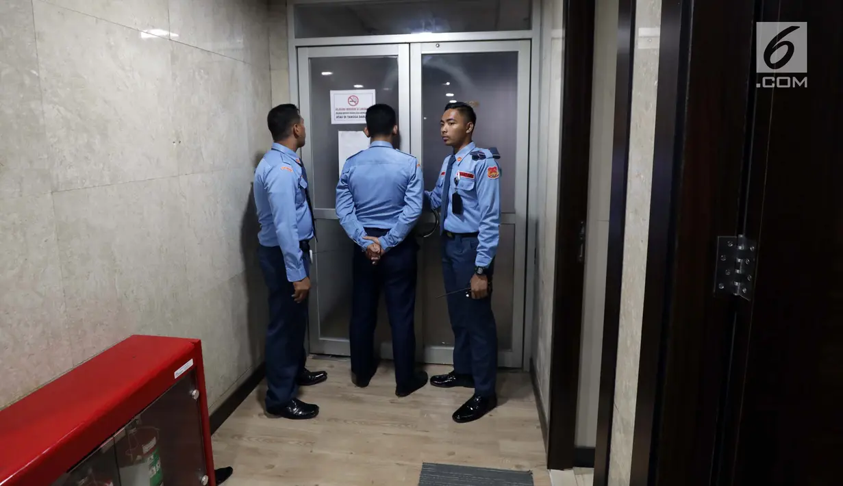 Petugas berjaga di Lantai 13 dan 16 Gedung Nusantara I, Gedung DPR yang terkena peluru nyasar, Jakarta, Senin (15/10). Peluru nyasar diduga dari anggota Perbakin Tangsel yang sedang berlatih menembak di lapangan tembak Senayan. (Liputan6.com/Johan Tallo)