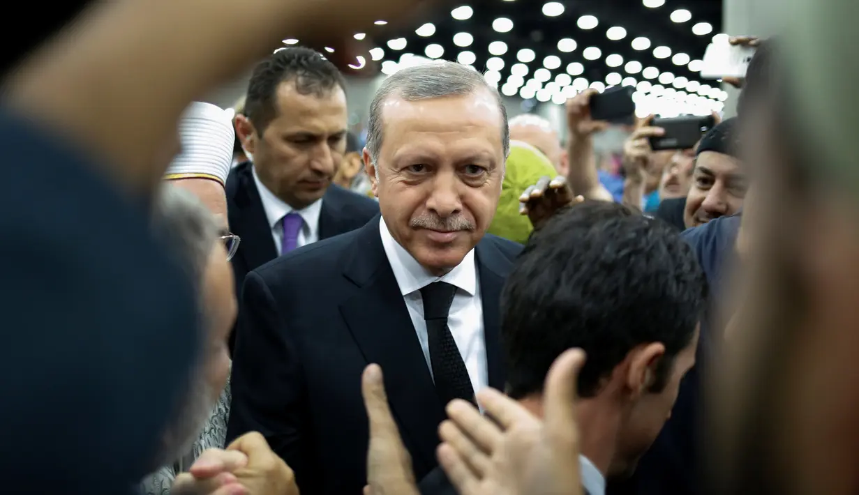 Presiden Turki Tayyip Erdogan menghadiri salat jenazah Muhammad Ali di Louisville, Kentucky, Kamis (9/6). Ribuan orang yang sebagian besar adalah umat muslim dari penjuru dunia, membaca Al Quran dan menyalatkan jenazah Muhammad Ali (REUTERS/Adrees Latif)