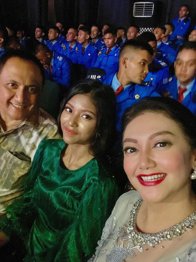 6 Potret Bella Saphira Hadir di Wisuda Putri Sambungnya, Makin Kompak