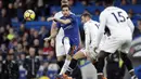 Pemain Chelsea, Cesc Fabregas melepaskan tembakan melewati adangan para pemain Crystal Palace pada lanjutan Premier League di Stamford Bridge stadium, London, (10/3/2018). Chelsea menang 2-1. (AP/Matt Dunham)