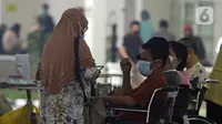Pasien duduk di kursi roda di IGD RSUD Cengkareng, Jakarta, Rabu (23/6/2021). Meningkatnya kasus COVID-19 di Ibu Kota Jakarta dalam beberapa hari terakhir mengakibatkan rumah sakit kewalahan. (Liputan6.com/Herman Zakharia)