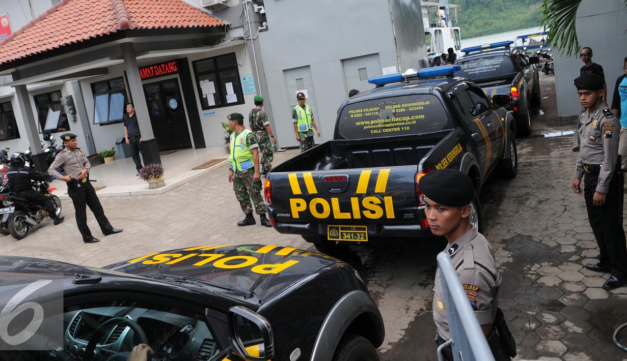 Tujuh belas kendaraan taktis Polri mengantre menuju Pulau Nusakambangan, Cilacap, Jateng, Rabu (27/7). Kendaraan tersebut akan digunakan untuk operasional dalam persiapan eksekusi terpidana mati. (Liputan6.com/Helmi Afandi)