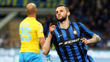 Ekspresi pemain Inter Milan, Marcelo Brozovic, setelah mencetak gol kedua ke gawang Napoli pada lanjutan Serie A Italia di Stadion Giuseppe Meazza, Milan, Minggu (17/4/2016) dini hari WIB. (EPA/Matteo Bazzi)