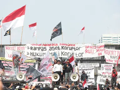 Sejumlah massa Aliansi Masyarakat Pati Bersatu (AMPB) menggelar aksi unjuk rasa di depan kompleks gedung wakil rakyat, Jakarta, Kamis (27/8/2026). Dalam aksinya, mereka menyuarakan tuntutan terkait pemberantasan korupsi, termasuk mendesak DPR dan pemerintah segera mengesahkan RUU Perampasan Aset serta menerapkan hukuman terberat bagi koruptor. (KLY/Budy Santoso)