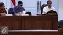 Presiden Joko Widodo memimpin rapat terbatas yang digelar di Kantor Presiden Komplek Kepresidenan, Jakarta, Rabu (29/6). Rapat membahas penyelundupan dan pembahasan tentang Pengembangan Potensi Ekonomi Kepulauan. (Liputan6.com/Faizal Fanani)