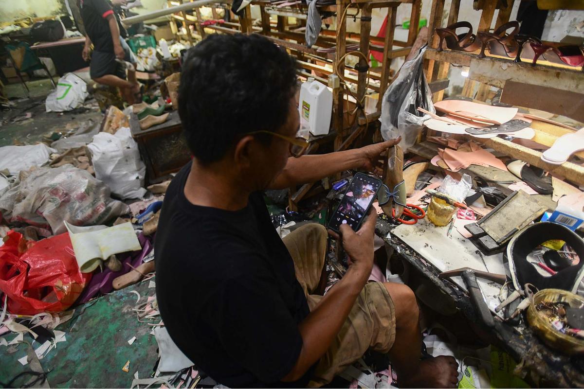 FOTO: Permintaan Lesu, Industri Rumahan Sepatu Terpukul, Omzet Anjlok 70 Persen