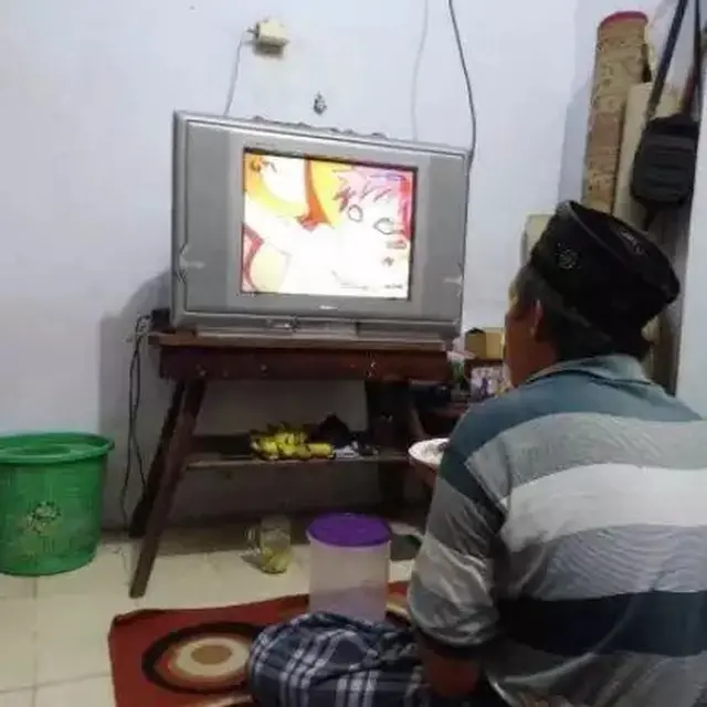 6 Potret Bapak-bapak Nonton Kartun Ini Serius Banget, Jadi Tontonan Favorit