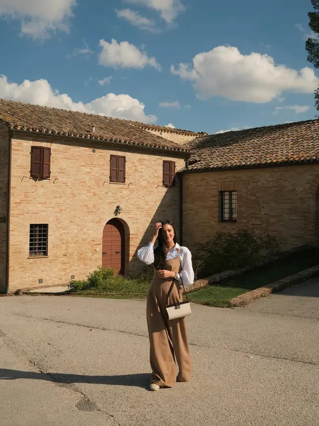 Gaya Layering Stylish Amanda Rawles di Italia, Elegan dan Effortlessly Chic!