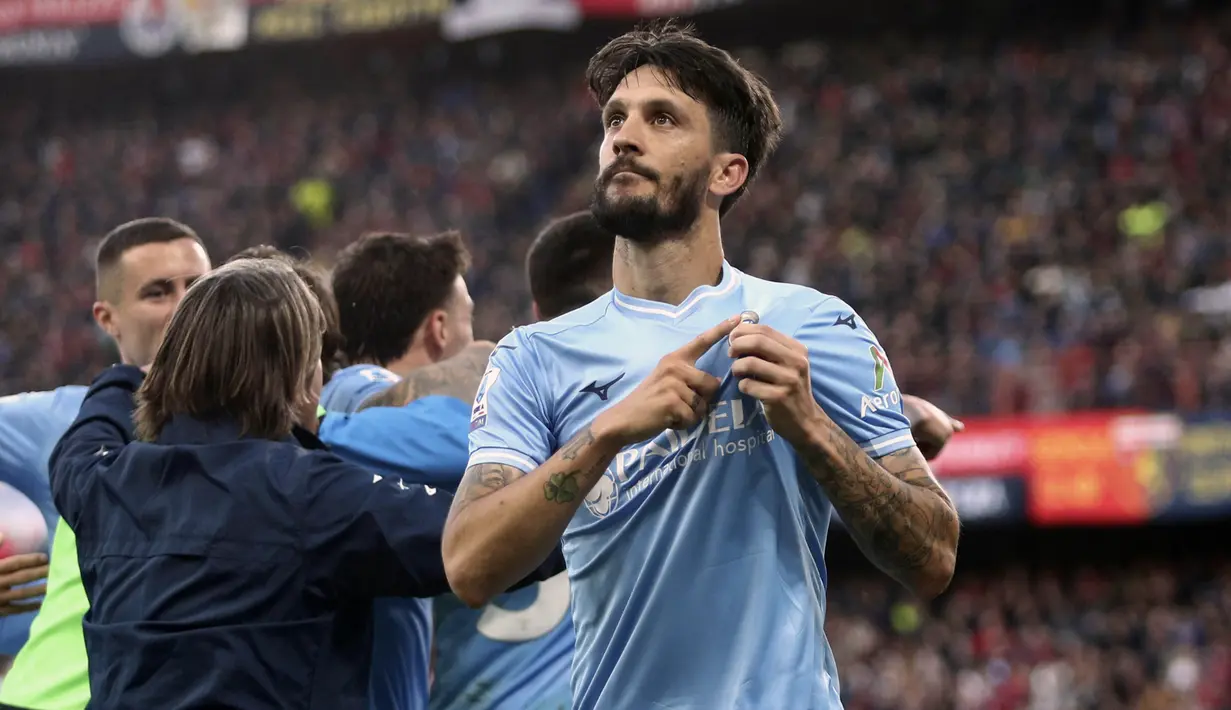 Pemain Lazio, Luis Alberto, melakukan selebrasi setelah mencetak gol ke gawang Genoa pada laga Liga Italia di Stadion Luigi Ferraris, Sabtu (20/4/2024). Luis Alberto menjadi pencetak gol satu-satunya di laga tersebut. (Tano Pecoraro/LaPresse via AP)