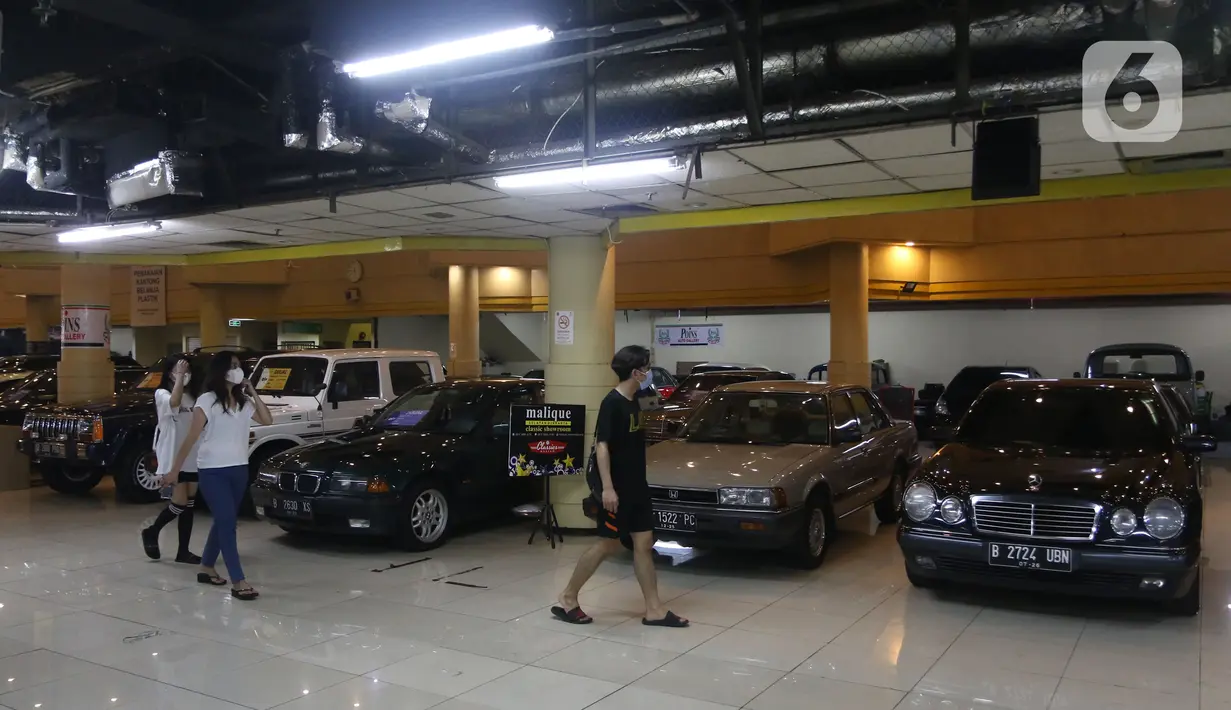 Pengunjung melihat mobil bekas yang dijual di bursa mobil bekas Mall Blok M, Jakarta, Jumat (8/10/2021). Sempat sangat redup, kini penurunan level PPKM membuat pasar mobil bekas berangsur pulih. (Liputan6.com/Angga Yuniar)