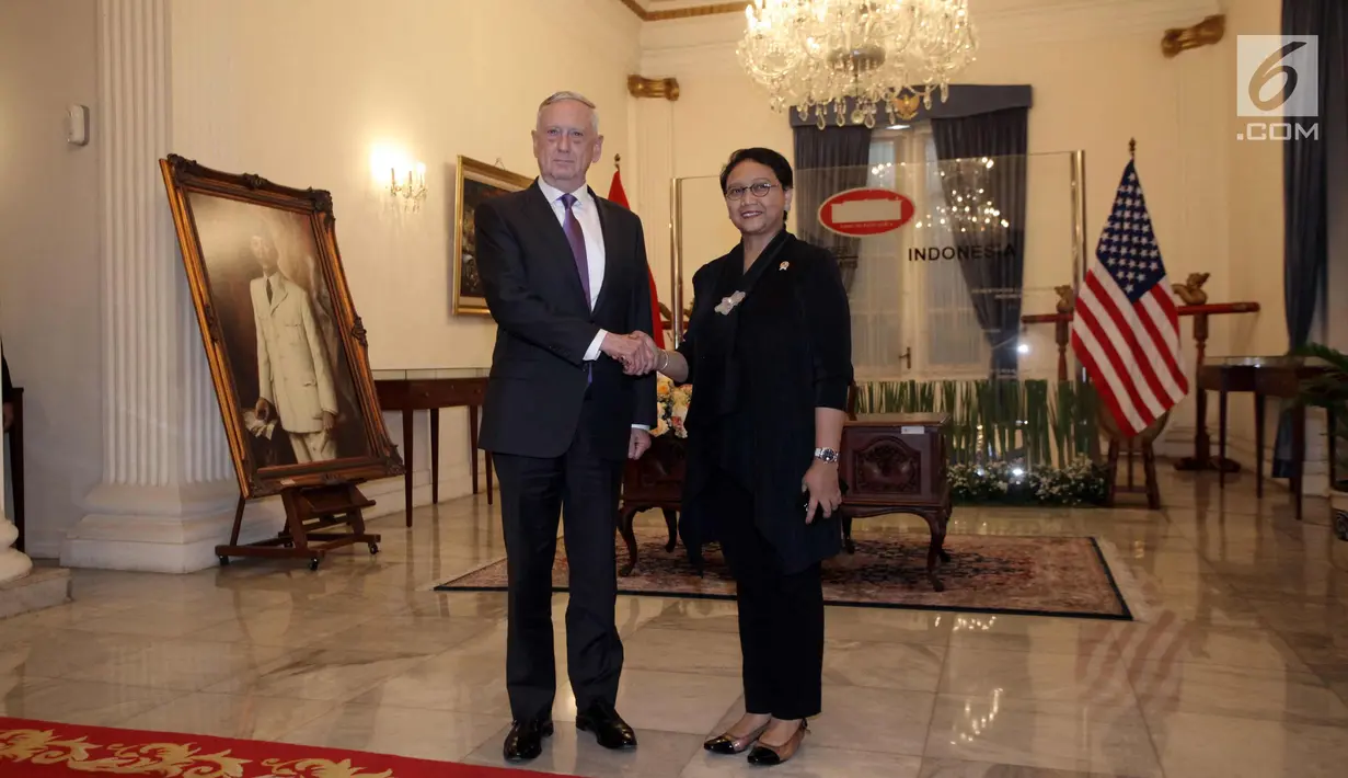 Menlu RI Retno Marsudi berjabat tangan dengan Menhan AS, Jim Mattis saat melakukan pertemuan, Jakarta, Senin (22/1). Menlu mengatakan, salah satu isu yang dibicarakan dalam pertemuan yaitu pengembangan regional Indo-Pasifik. (Liputan6.com/Arya Manggala)
