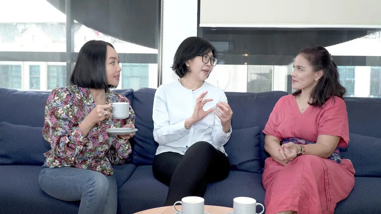 Dewi Gita di sela-sela diskusi bersama dr. Nataliani Mawardi dan psikolog Universitas Indonesia Dian Wisnuwardhani, M.Psi