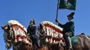 Dua orang menunggang kuda yang dihias dengan mengenakan kostum tradisional Bavaria dalam perayaan tradisional St Georgi Ride di Traunstein, Jerman (4/2). Acara ini untuk menghormati Saint George. (AFP Photo/Christof Stache)