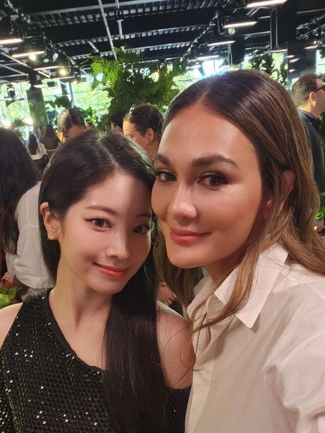 Foto Bareng Dahyun Twice, Ini Potret Luna Maya di Fashion Show Michael Kors