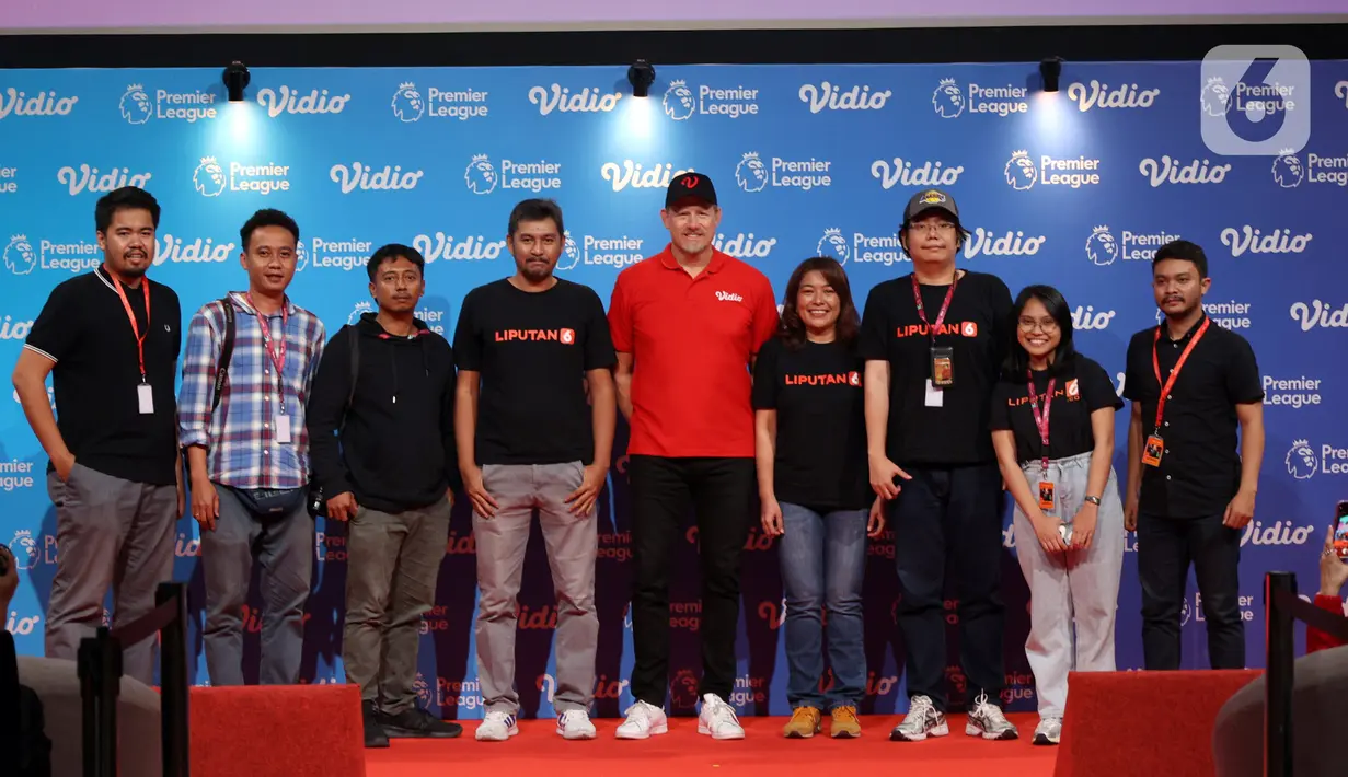 Ada pula segelintir penggemar Manchester City yang turut meramaikan sesi meet and greet di SCTV Tower. Maklum, Schmeichel juga sempat memperkuat The Citizens di pengujung karier sebelum memutuskan gantung sepatu pada musim 2003/2004. (Bola.com/Muhammad Iqbal Ichsan)